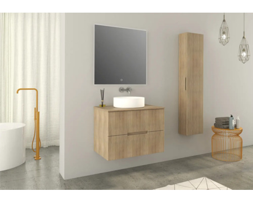 Modernt badrum med tvättställ, spegel, skåp och tillbehör