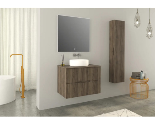 Modernt badrum med tvättställsskåp, tvättställsskål, spegelskåp, högskåp och sidobord.