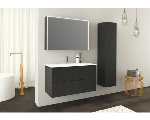 Badrum med tvättställ, spegelskåp med belysning och högskåp