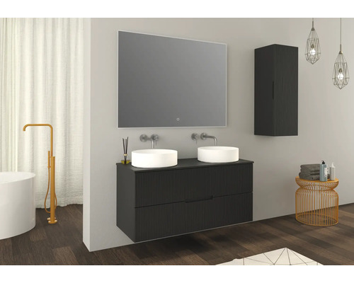 Ljust badrum med tvättställ, spegel och högskåp