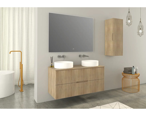 Badrum med tvättställsskåp, tvättställsskål, spegel och högskåp