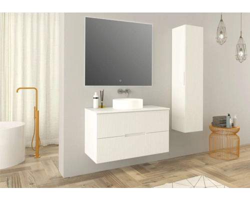 Modernt badrum med tvättställsskåp, spegel, högskåp och dekoration