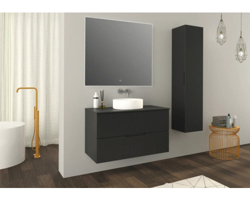 Modernt badrum med svart tvättställsskåp, spegel, högskåp och badkar.