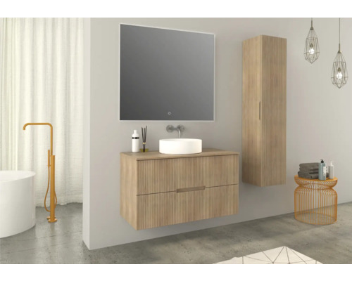 Badrum med underskåp för tvättställ, spegel, högskåp och badkar