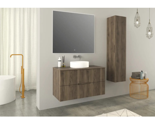 Modernt badrum med tvättställsskåp, spegelskåp och högskåp