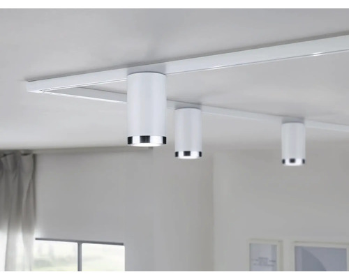 Taklampa med tre spotlights på en skena