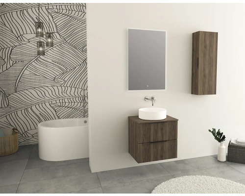 Modernt badrum med tvättställ, spegel, spegelskåp och badkar