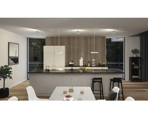 Modernt kök med köksö, matbord och skensystem