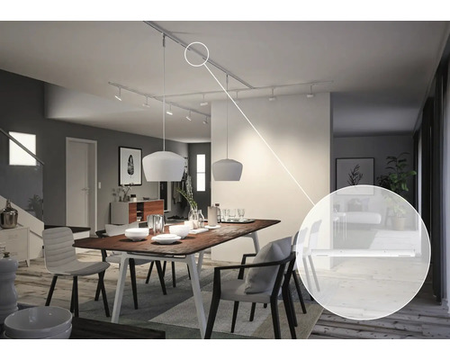 Vardagsrum med matbord och taklampor på strömskenor