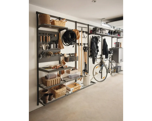 Organiserat garage med hyllsystem, trädgårdsredskap, verktyg och cykel