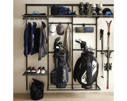 Hyllsystem med kläder, skor, golfutrustning och skidutrustning för förvaring