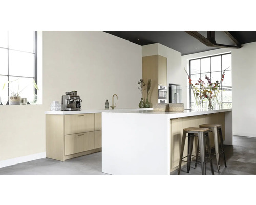 Ljust kök med köksö, diskho, armatur, hyllor och barstolar