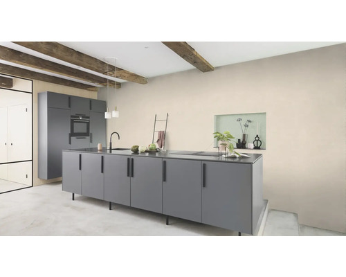 Modernt kök med köksö, väggskåp och tak med träbjälkar