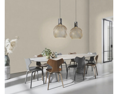 Matsal med matbord, stolar och två hänglampor