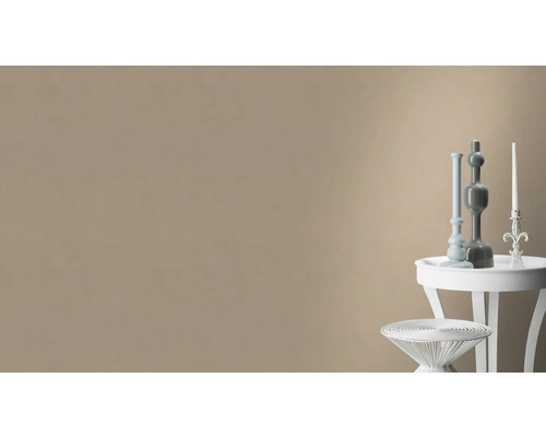 Väggdekoration med dekorativa föremål på sidobord.