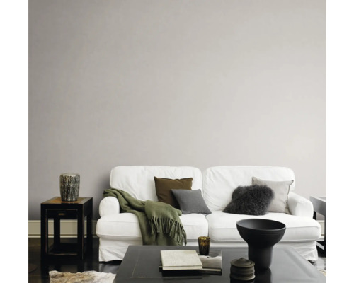 Vardagsrum med vit soffa, kuddar och soffbord