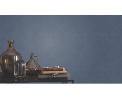 Dekorativa glasvaser och anteckningsböcker på ett bord