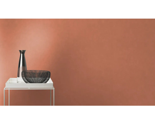 Dekorativ scen med en vas och en skål på ett sidobord.