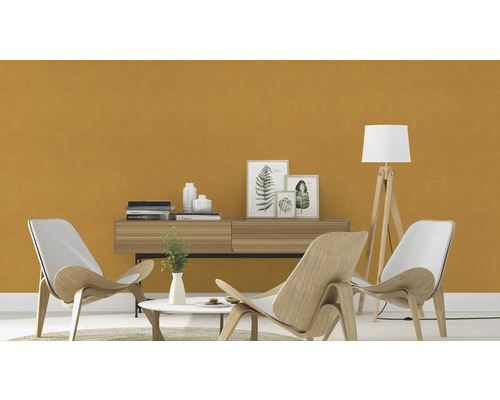 Vardagsrum med fåtölj, golvlampa och byrå