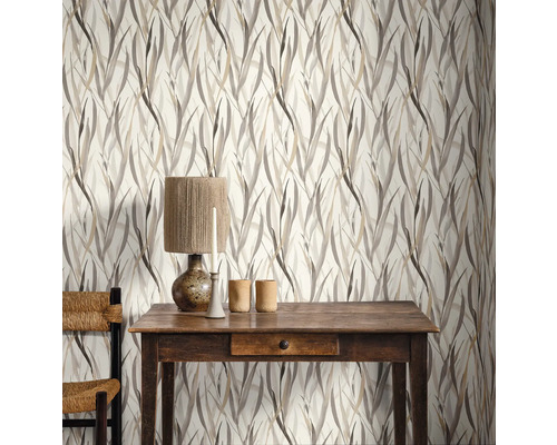 Dekorativt rum med mönstrad tapet, bord och stol.