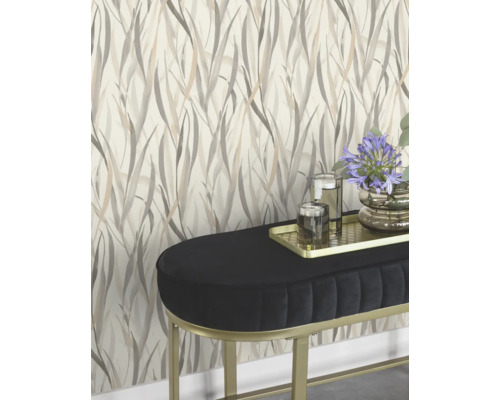 Scen med en bänk framför en vägg med blad tapet.