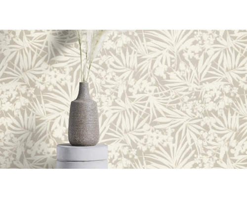 Dekorativ tapet med blommönster och blad samt en vas med dekoration