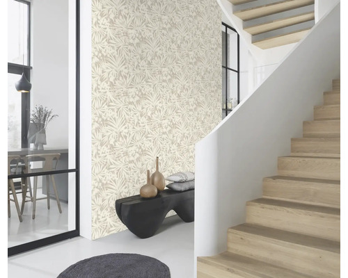 Ljust rum med blommönstrad tapet, trappa och sittbänk