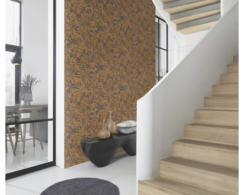 Vardagsrum med mönstrad tapet, trappa och sittbänk