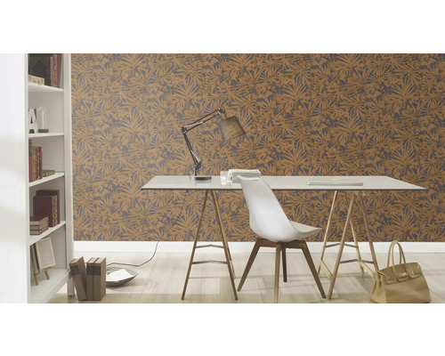 Ett arbetsrum med ett skrivbord, en stol, en lampa och en mönstrad tapet