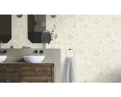 Badrum med blommig tapet, tvättställ med två handfat och spegel.