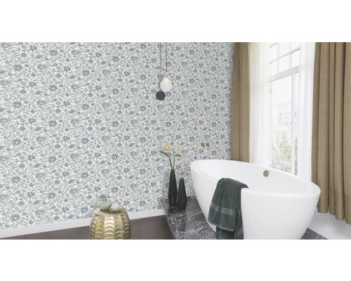 Badrum med blommig tapet, badkar och fönster