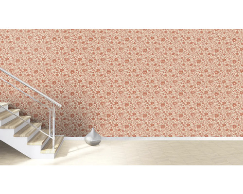 Vardagsrum med trappa, vas och blommönstrad tapet
