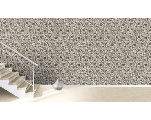 Rum med blommönstrad tapet, trappa och dekoration