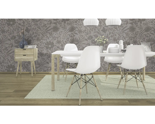 Matsal med matbord, stolar, byrå och blommig tapet