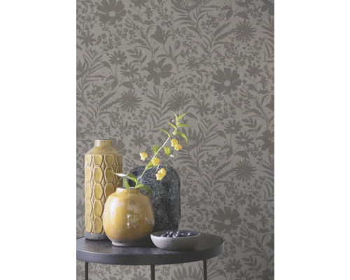 Interiör med blommig tapet, vaser och skål på ett bord