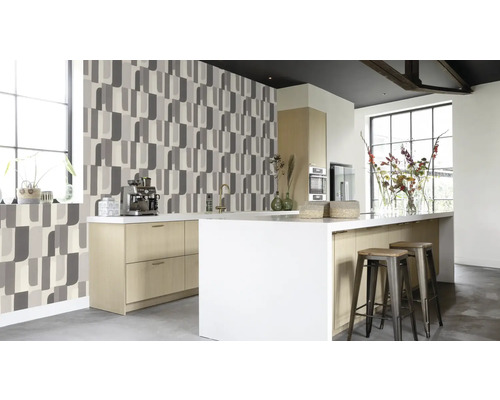 Modernt kök med geometrisk tapet i grå och beige toner