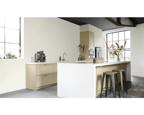 Ljust kök med köksö och barstolar