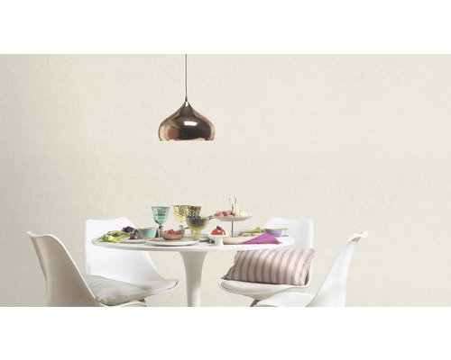 Ljust rum med matbord, stolar och pendellampa.