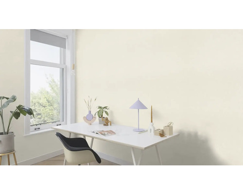 Ljust rum med skrivbord, stol, fönster och dekorationer.