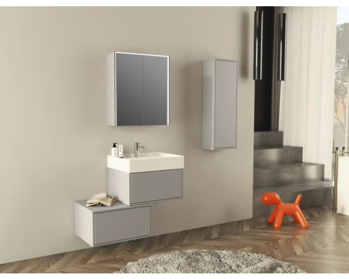 Badrum med spegelskåp, handfat, hängande skåp och dekorationer