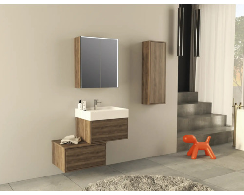 Modernt badrum med handfat, spegelskåp och högskåp i trälook