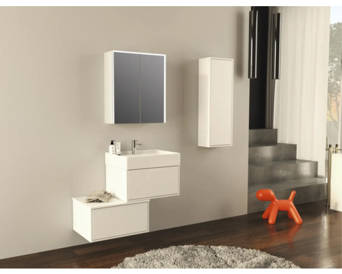 Modernt badrum med tvättställ, spegelskåp och hängande skåp för en stilfull atmosfär