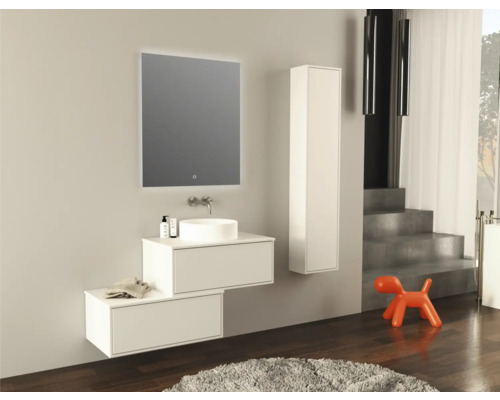 Modernt badrum med handfat, spegel, underskåp och högskåp