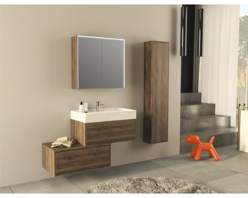 Modernt badrum med tvättställ, spegelskåp, högskåp och dekoration