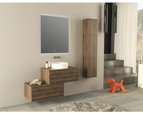 Modernt badrum med tvättställ, spegel, högskåp och dekoration