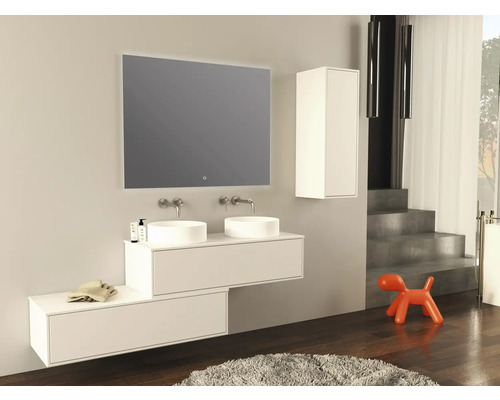 Modernt badrum med dubbla handfat, spegel med belysning och hängande skåp