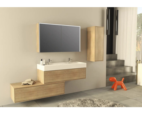 Badrum med tvättställ, spegelskåp, underskåp och högskåp i trälook