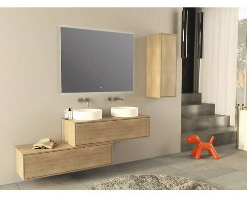 Modernt badrum med dubbla handfat, spegel med belysning och träskåp