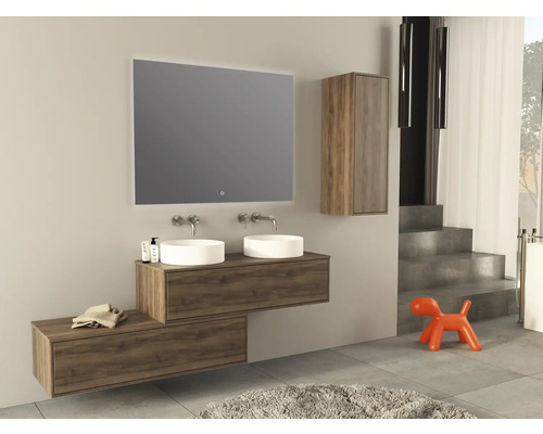 Badrum med dubbla handfat, spegel, tvättställsskåp och hängande skåp i trälook