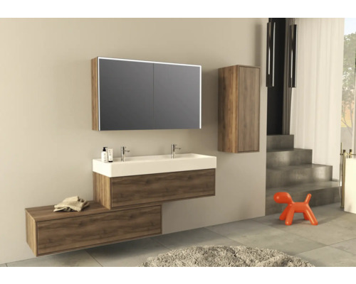 Modernt badrum med tvättställ, spegelskåp och högskåp i träimitation